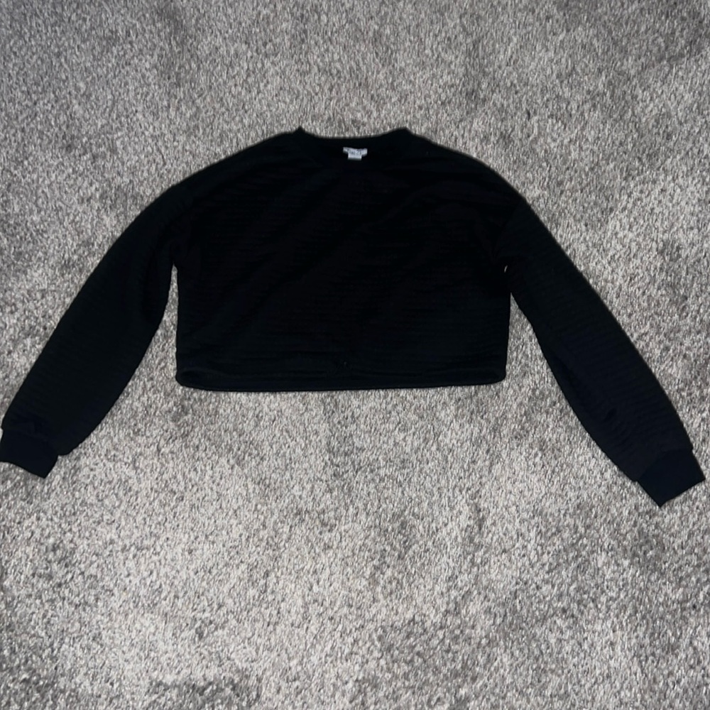 Cropped black crew neck
